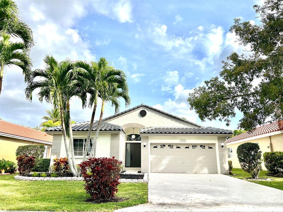 4645 NW 7th St in Deerfield Beach, FL - Building Photo