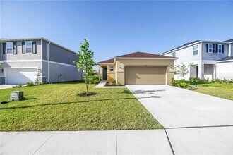 9335 Sandy Bluffs Circle in Parrish, FL - Building Photo - Building Photo