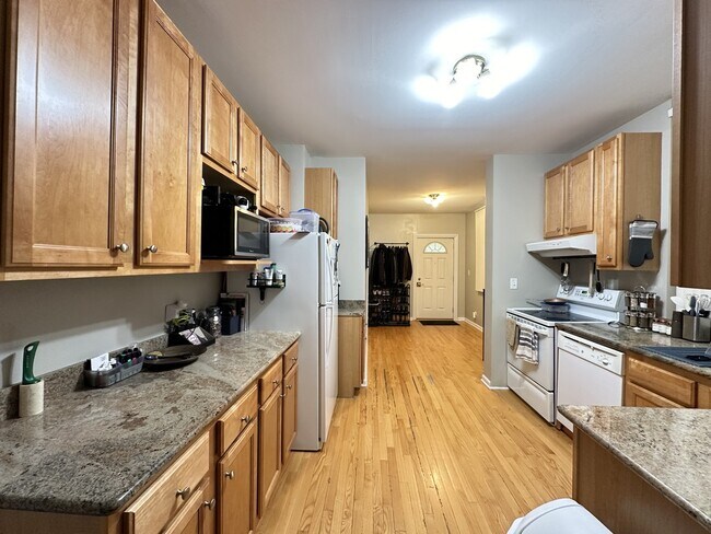 3650 W George St, Unit J08P in Chicago, IL - Foto de edificio - Building Photo