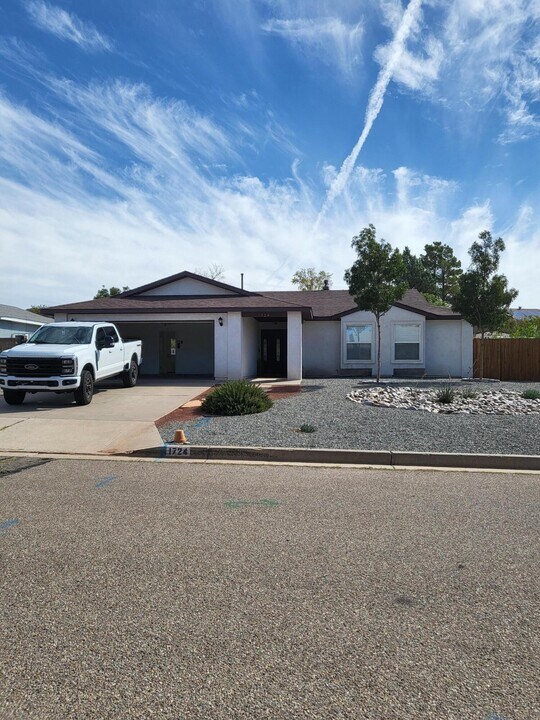 1724 Powder River Dr NE in Rio Rancho, NM - Building Photo