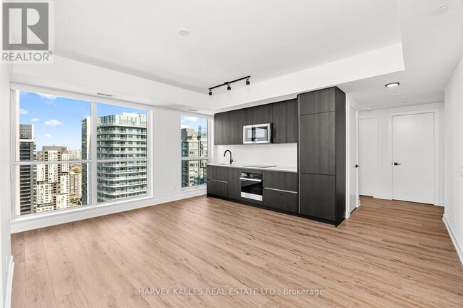 327-4327 King St W