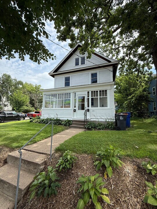 688-690 Fairview Ave N in St. Paul, MN - Building Photo