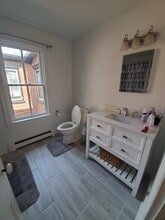 166 E Pomfret St in Carlisle, PA - Foto de edificio - Building Photo