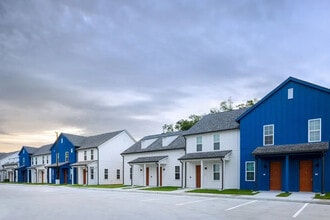 Parkway Commons Townhomes in Lake Charles, LA - Building Photo - Building Photo