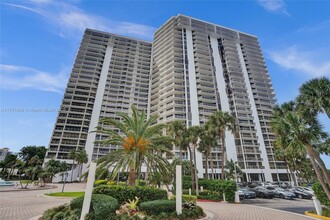 20281 E Country Club Dr in Aventura, FL - Building Photo - Building Photo