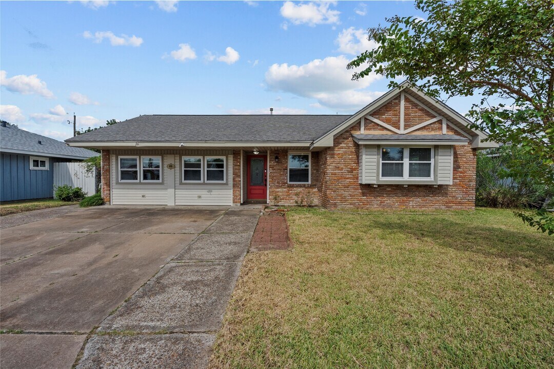 3320 80th St in Galveston, TX - Building Photo