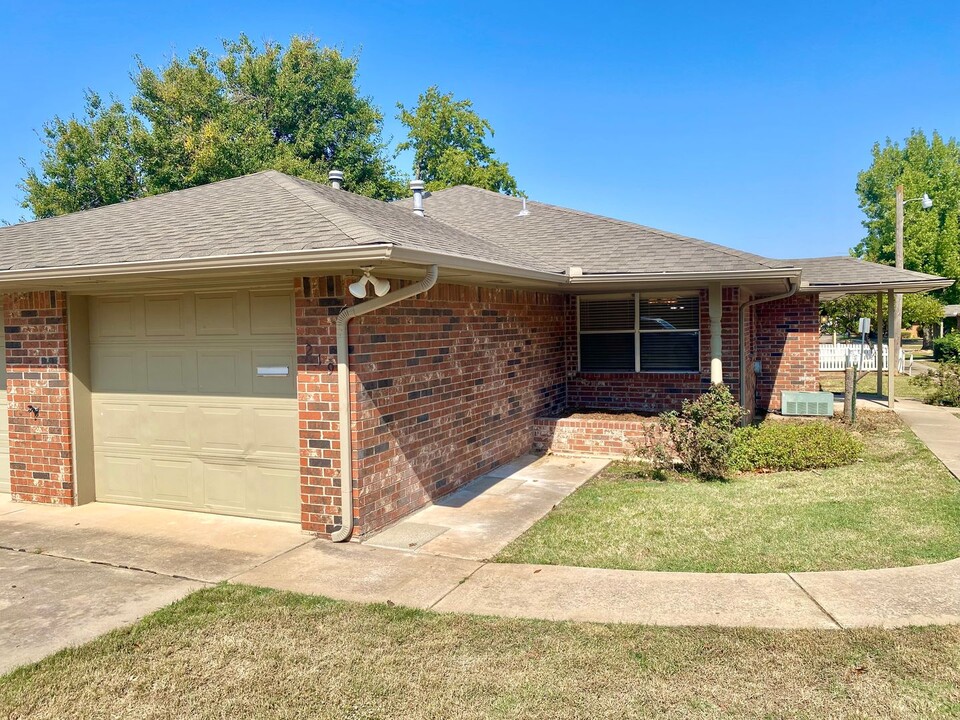 219 E Lincoln Ave in Edmond, OK - Building Photo