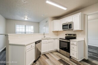 9002 Crooked Arrow Ct in Louisville, KY - Building Photo - Building Photo