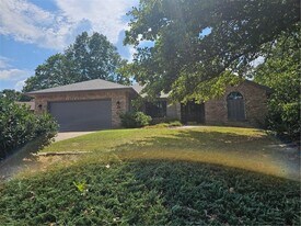 28 McKenzie Dr in Bella Vista, AR - Building Photo