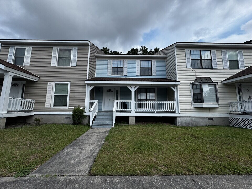 912 Pineland Ave in Hinesville, GA - Building Photo