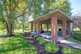University Meadows Apartments in St. Louis, MO - Foto de edificio - Building Photo
