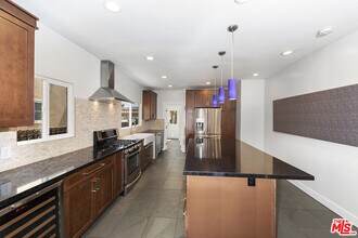 1148 S Tremaine Ave in Los Angeles, CA - Building Photo - Building Photo