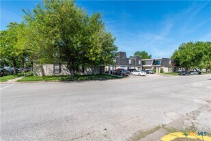 203 E Bowie St in Luling, TX - Building Photo