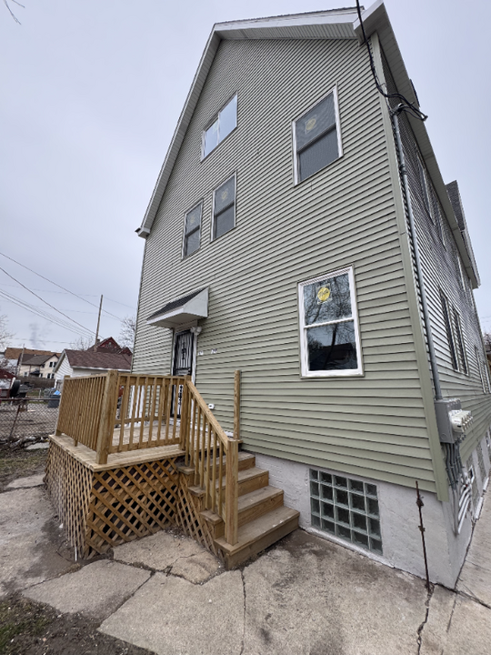 1009 S 11th St in Milwaukee, WI - Building Photo