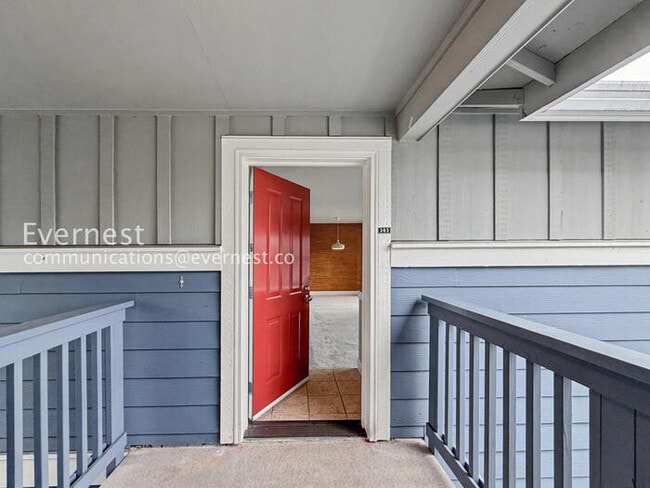 1698 25th Pl NE, Unit UNIT 303 in Issaquah, WA - Foto de edificio - Building Photo