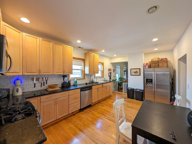 65 Medford St, Unit #2 in Medford, MA - Foto de edificio - Building Photo