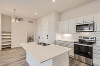 487 Interlocken Blvd, Unit #403 in Broomfield, CO - Foto de edificio - Building Photo