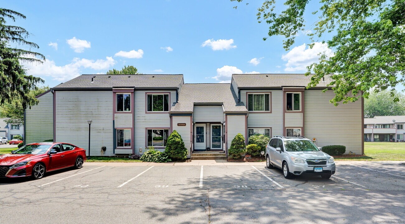 39 Candlewood Dr in South Windsor, CT - Building Photo
