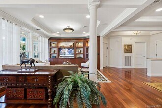 336 Trotting Ln in Westbury, NY - Building Photo - Building Photo