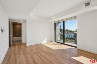 10431 Santa Monica Blvd in Los Angeles, CA - Building Photo - Building Photo