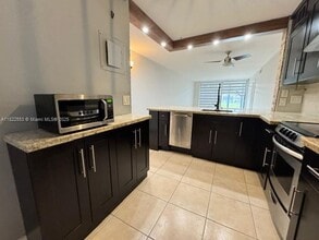 204 Lake Pointe Dr in Oakland Park, FL - Building Photo - Building Photo