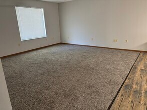 4937 N River Rd in West Lafayette, IN - Foto de edificio - Building Photo