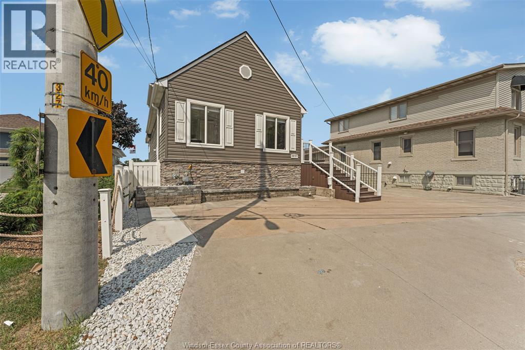 8830 Riverside Dr E in Windsor, ON - Foto de edificio