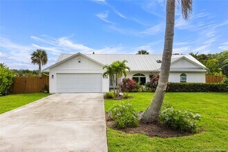 4811 NE Savannah Rd in Jensen Beach, FL - Foto de edificio - Building Photo