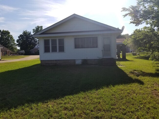 319 S Rogers St in Clarksville, AR - Building Photo - Building Photo
