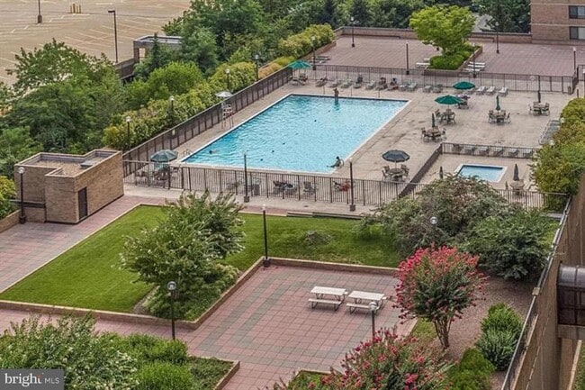 3709 S George Mason Dr in Falls Church, VA - Foto de edificio - Building Photo