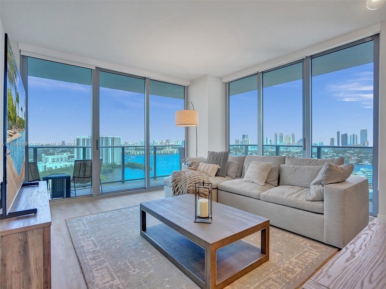 16385 Biscayne Blvd, Unit 2107 in Aventura, FL - Building Photo