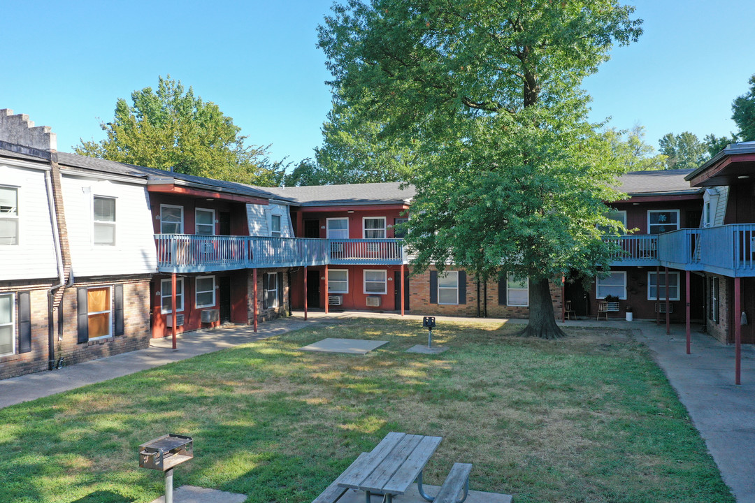 Chateau Village Apartments in Louisville, KY - Building Photo