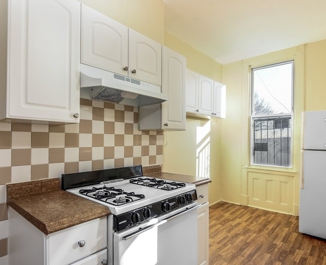 554 Central Ave in Brooklyn, NY - Building Photo - Interior Photo