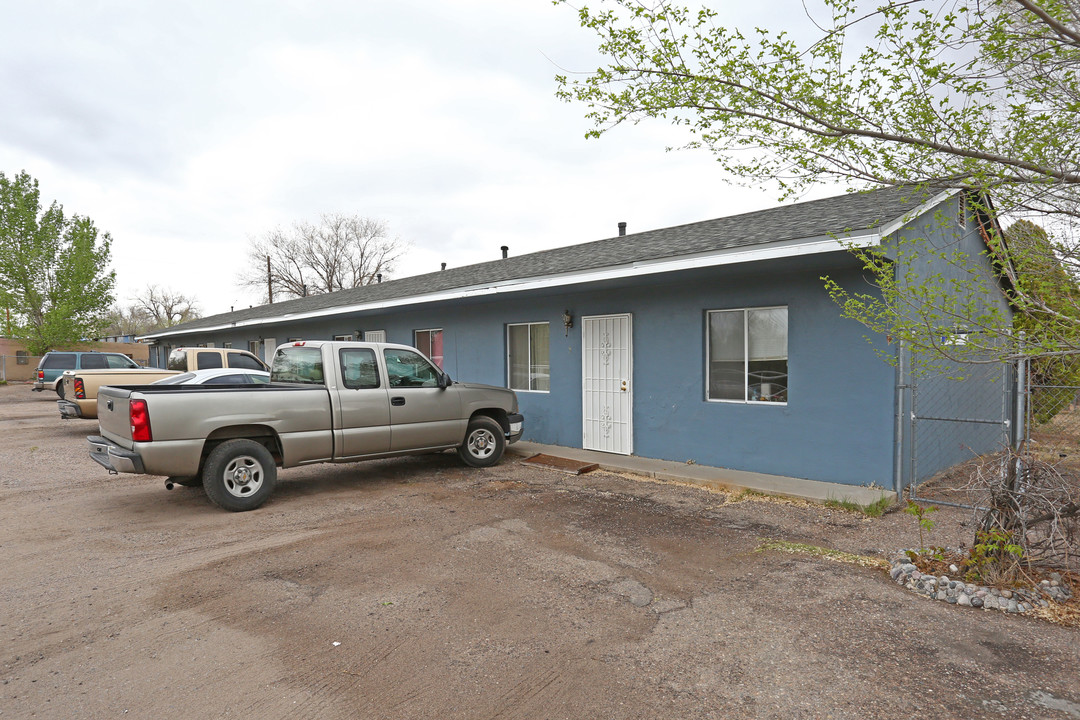 2700 Viola Dr SW in Albuquerque, NM - Building Photo