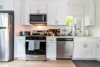 1136 E Lomita Ave in Glendale, CA - Building Photo - Building Photo