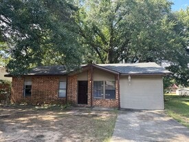 911 Harris Dr in Alma, AR - Building Photo