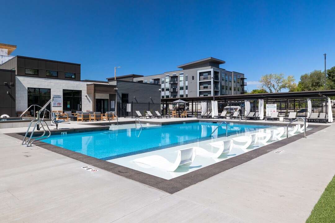 The Parkway in Layton, UT - Foto de edificio