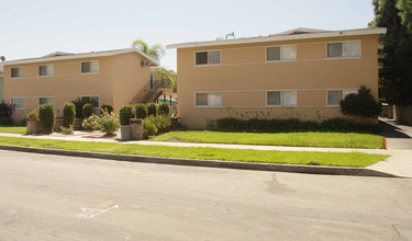 437-440 E Algrove St in Covina, CA - Foto de edificio - Building Photo