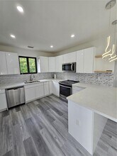 2160 NW 30th St in Miami, FL - Foto de edificio - Building Photo