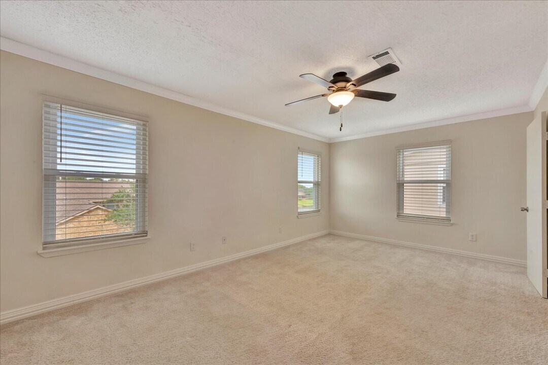 1907 Glencove Dr in Seabrook, TX - Building Photo