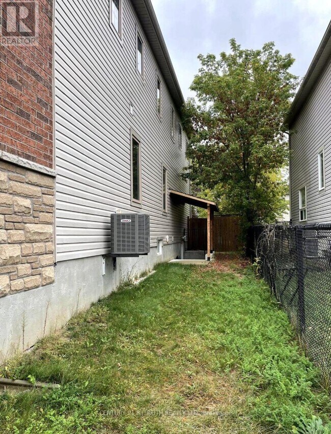 60 Sasco Way in Essa, ON - Building Photo - Building Photo