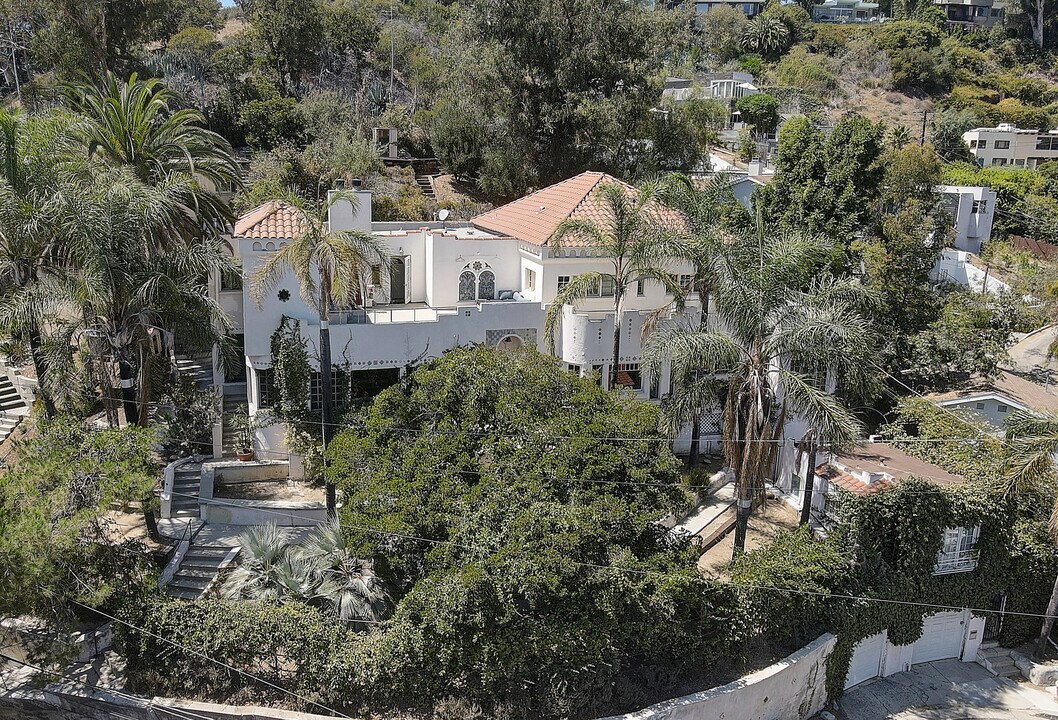 2275 Vasanta Way in Los Angeles, CA - Building Photo