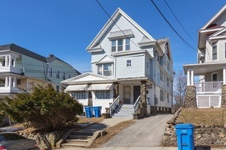 37 Elmwood Ave in Waterbury, CT - Foto de edificio - Building Photo