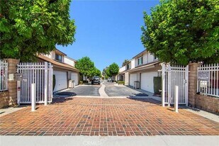 18319 Collins St in Los Angeles, CA - Building Photo
