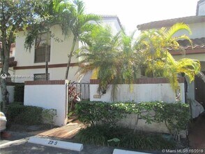 323 Ives Dairy Rd in North Miami Beach, FL - Building Photo - Building Photo