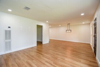 5019 Stillbrooke Dr in Houston, TX - Building Photo - Building Photo