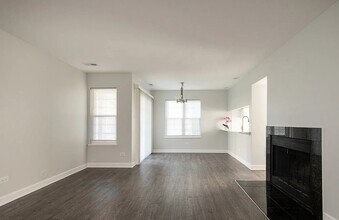 130 Crestwood Ct in Schaumburg, IL - Building Photo - Building Photo