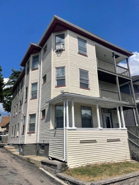 7 Wyman St in Worcester, MA - Building Photo