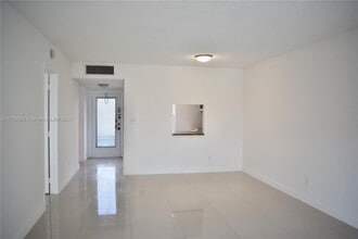 6200 NW 62nd St in Tamarac, FL - Building Photo - Building Photo