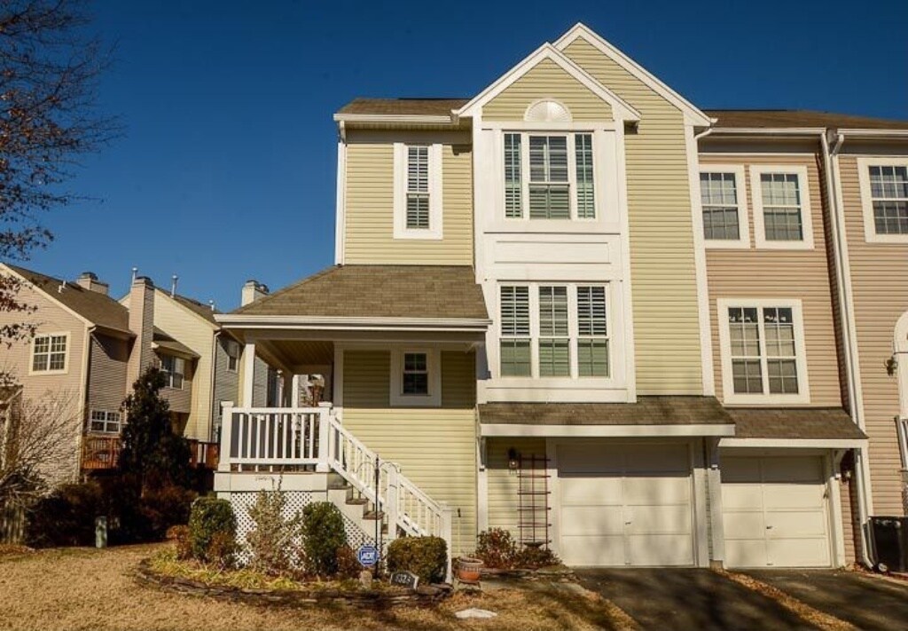 8326 Linden Oaks Ct in Lorton, VA - Foto de edificio